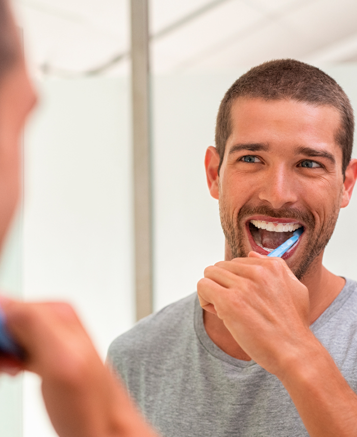 Blanquea tus dientes de forma suave.